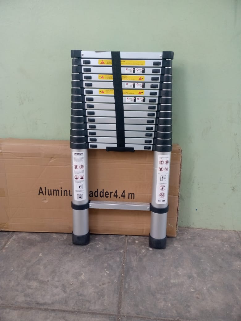 4.4m telescopic aluminium ladder